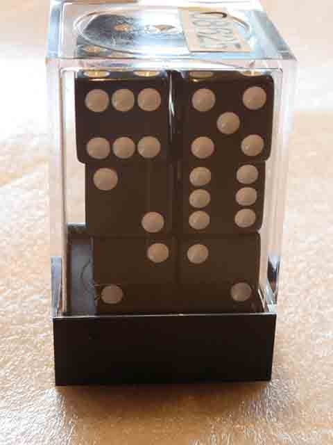 Koplow Würfel - Opaque square: schwarz/weiß (16mm, 12er-Set Box)